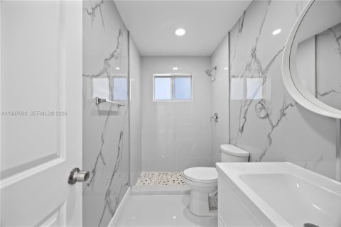 House in Miami, Florida 4 bedrooms, 111.48 sq.m. № 2059346 - photo 22