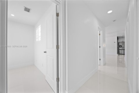 House in Miami, Florida 4 bedrooms, 111.48 sq.m. № 2059346 - photo 17