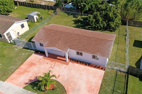 House in Miami, Florida 4 bedrooms, 111.48 sq.m. № 2059346 - photo 25