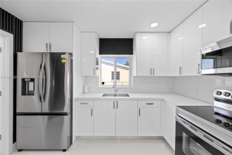 House in Miami, Florida 4 bedrooms, 111.48 sq.m. № 2059346 - photo 20