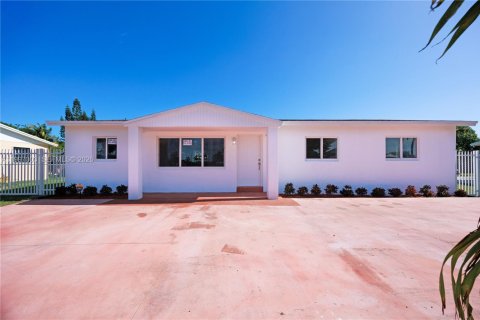 House in Miami, Florida 4 bedrooms, 111.48 sq.m. № 2059346 - photo 29