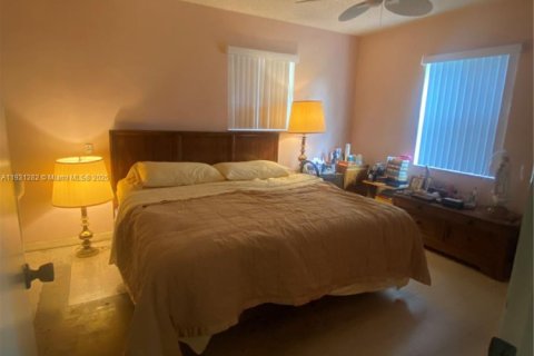 Casa en venta en Miami, Florida, 3 dormitorios, 111.3 m2 № 1975500 - foto 9