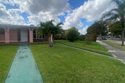 Casa en venta en Miami, Florida, 3 dormitorios, 111.3 m2 № 1975500 - foto 1