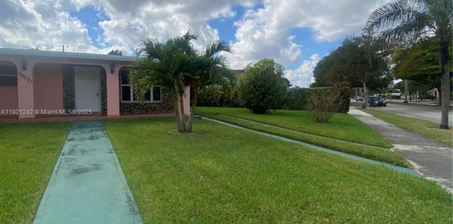 Casa en Miami, Florida 3 dormitorios, 111.3 m2 № 1975500