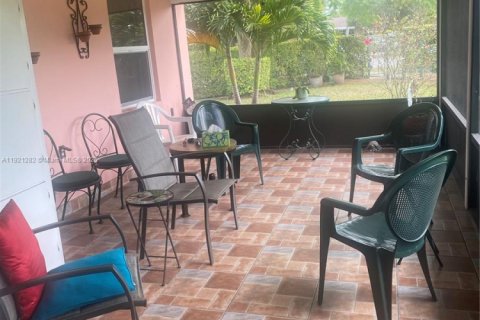 Casa en venta en Miami, Florida, 3 dormitorios, 111.3 m2 № 1975500 - foto 3