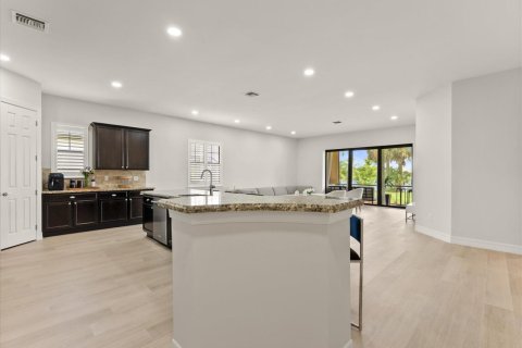 House in Wellington, Florida 4 bedrooms, 228.45 sq.m. № 2176400 - photo 10