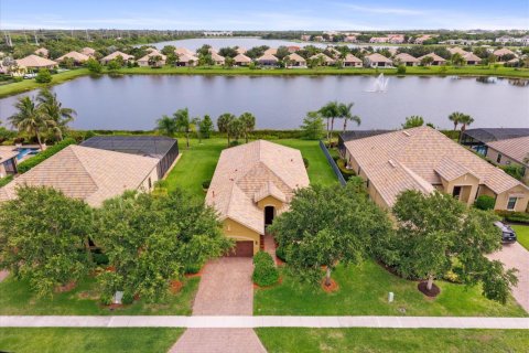 House in Wellington, Florida 4 bedrooms, 228.45 sq.m. № 2176400 - photo 2