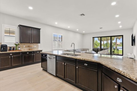 House in Wellington, Florida 4 bedrooms, 228.45 sq.m. № 2176400 - photo 7