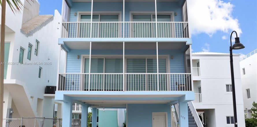 House in Key Largo, Florida 3 bedrooms, 136.57 sq.m. № 2015475