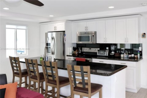 House in Key Largo, Florida 3 bedrooms, 136.57 sq.m. № 2015475 - photo 5