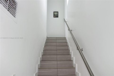 House in Key Largo, Florida 3 bedrooms, 136.57 sq.m. № 2015475 - photo 4