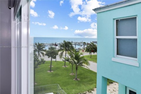 House in Key Largo, Florida 3 bedrooms, 136.57 sq.m. № 2015475 - photo 14