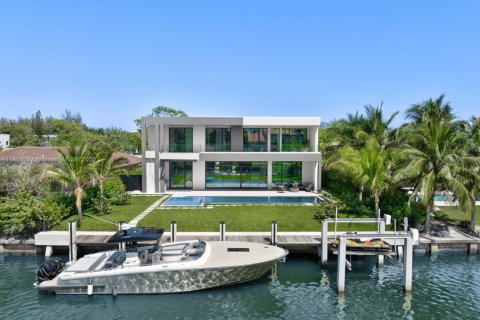 Casa en venta en Hallandale Beach, Florida, 6 dormitorios, 650.04 m2 № 1882247 - foto 1