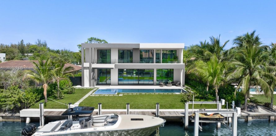 Casa en Hallandale Beach, Florida 6 dormitorios, 650.04 m2 № 1882247
