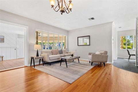 House in Saint Petersburg, Florida 3 bedrooms, 236.34 sq.m. № 1654439 - photo 25