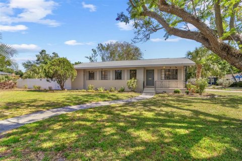 House in Saint Petersburg, Florida 3 bedrooms, 236.34 sq.m. № 1654439 - photo 1