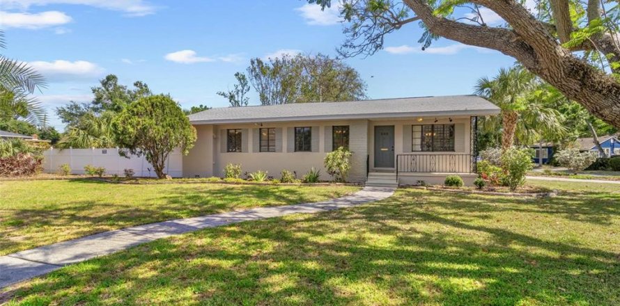 House in Saint Petersburg, Florida 3 bedrooms, 236.34 sq.m. № 1654439