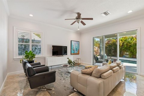 Casa en venta en Tampa, Florida, 5 dormitorios, 338.72 m2 № 2384035 - foto 17