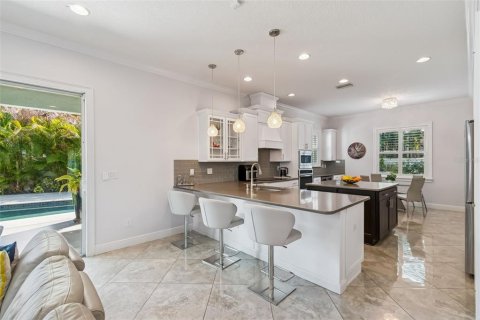 Casa en venta en Tampa, Florida, 5 dormitorios, 338.72 m2 № 2384035 - foto 5