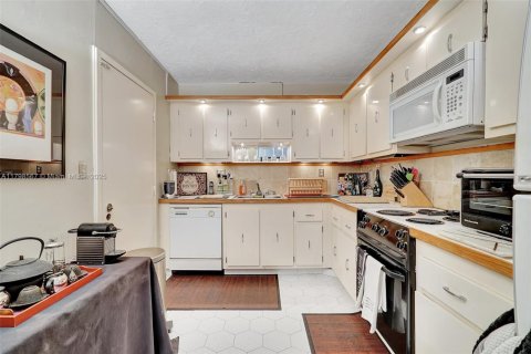 Condominio en venta en Hallandale Beach, Florida, 2 dormitorios, 130.06 m2 № 1713396 - foto 16
