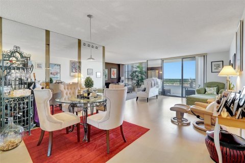 Condominio en venta en Hallandale Beach, Florida, 2 dormitorios, 130.06 m2 № 1713396 - foto 9