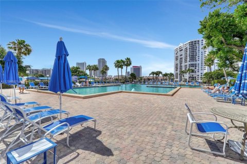Condominio en venta en Hallandale Beach, Florida, 2 dormitorios, 130.06 m2 № 1713396 - foto 28