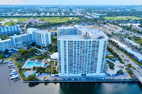 Condominio en venta en Hallandale Beach, Florida, 2 dormitorios, 130.06 m2 № 1713396 - foto 23