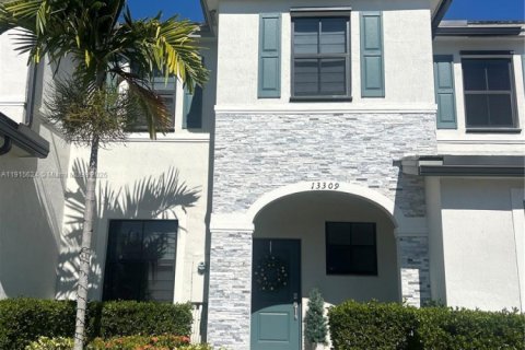 Купить таунхаус в Хомстед, Флорида 3 спальни, 137.77м2, № 1971654 - фото 1