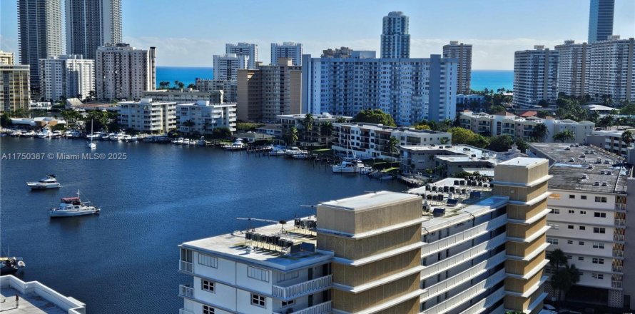 Condominio en Hallandale Beach, Florida, 2 dormitorios № 1863792