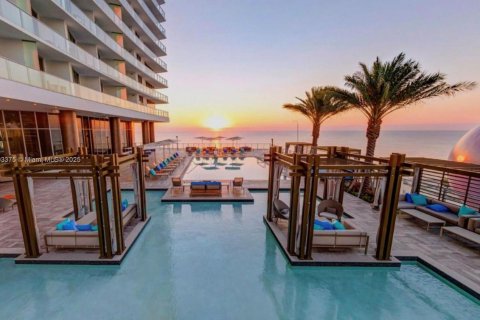 Condo in Hollywood, Florida, 1 bedroom  № 2012734 - photo 16