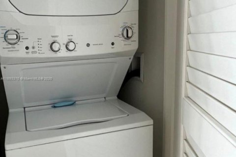 Condo in Hollywood, Florida, 1 bedroom  № 2012734 - photo 13