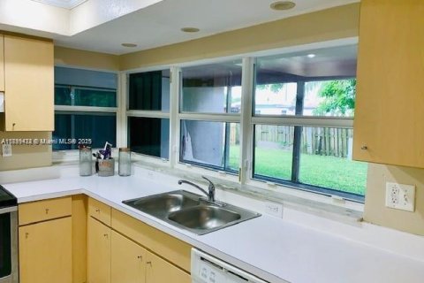 Villa ou maison à vendre à Sunrise, Floride: 2 chambres, 111.48 m2 № 1951232 - photo 2