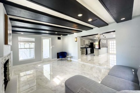 House in Temple Terrace, Florida 4 bedrooms, 136.94 sq.m. № 1915334 - photo 17