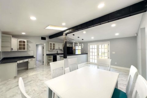 House in Temple Terrace, Florida 4 bedrooms, 136.94 sq.m. № 1915334 - photo 5