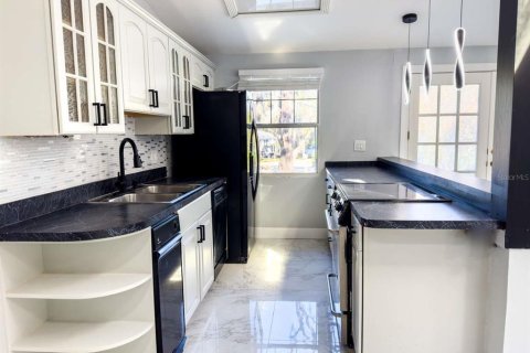 House in Temple Terrace, Florida 4 bedrooms, 136.94 sq.m. № 1915334 - photo 4
