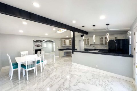 House in Temple Terrace, Florida 4 bedrooms, 136.94 sq.m. № 1915334 - photo 3