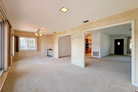 House in Tavares, Florida 3 bedrooms, 142.33 sq.m. № 2208547 - photo 28
