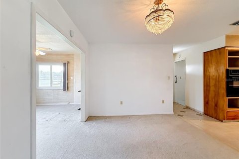House in Tavares, Florida 3 bedrooms, 142.33 sq.m. № 2208547 - photo 13