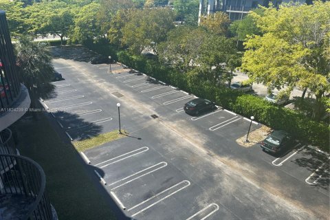 Condo in Coral Springs, Florida, 1 bedroom  № 1792447 - photo 17