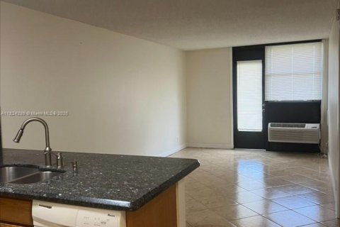 Condo in Coral Springs, Florida, 1 bedroom  № 1792447 - photo 8
