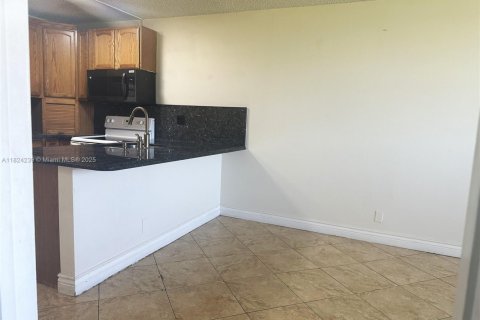 Condo in Coral Springs, Florida, 1 bedroom  № 1792447 - photo 6
