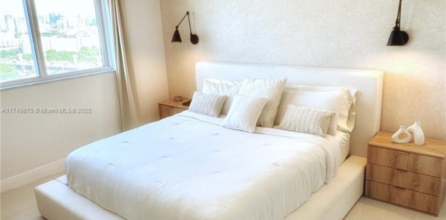 Condominio en Miami, Florida, 2 dormitorios № 1863037