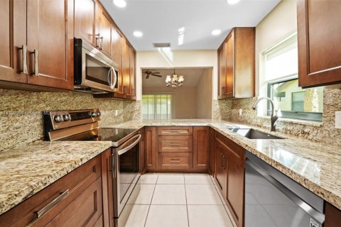 Condo in Sunrise, Florida, 2 bedrooms  № 1944856 - photo 4