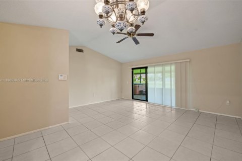 Condo in Sunrise, Florida, 2 bedrooms  № 1944856 - photo 11