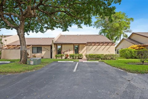 Condo in Sunrise, Florida, 2 bedrooms  № 1944856 - photo 2