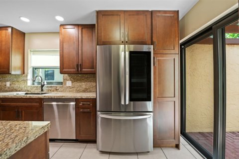 Condo in Sunrise, Florida, 2 bedrooms  № 1944856 - photo 6