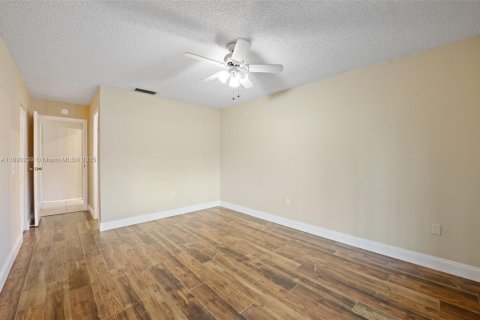 Condo in Sunrise, Florida, 2 bedrooms  № 1944856 - photo 17