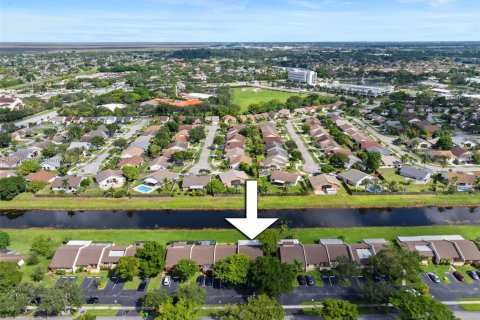 Condo in Sunrise, Florida, 2 bedrooms  № 1944856 - photo 1