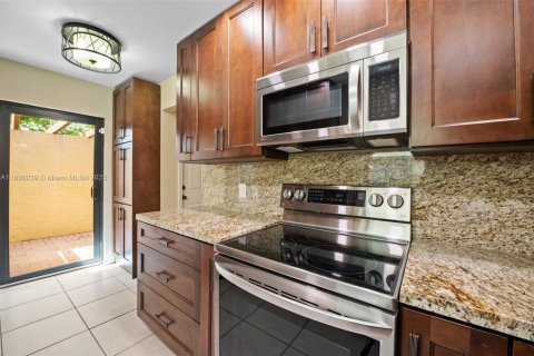 Condo in Sunrise, Florida, 2 bedrooms  № 1944856 - photo 8