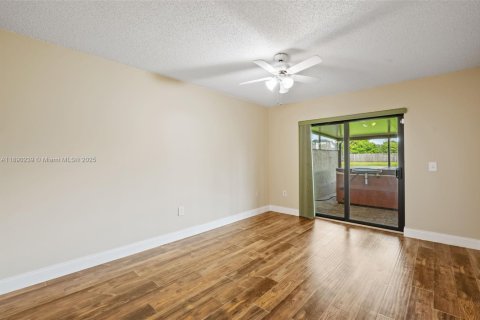 Condo in Sunrise, Florida, 2 bedrooms  № 1944856 - photo 16